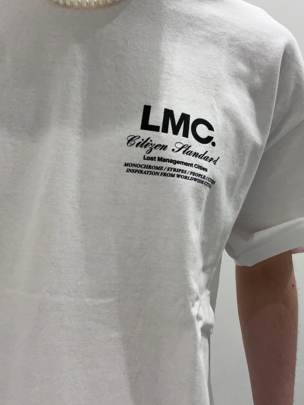 ブラック系のTシャツ/カットソー、ホワイト系のTシャツ/カットソー、ブルー系のデニムパンツを着用したメンズの夏コーディネートの4枚目の写真