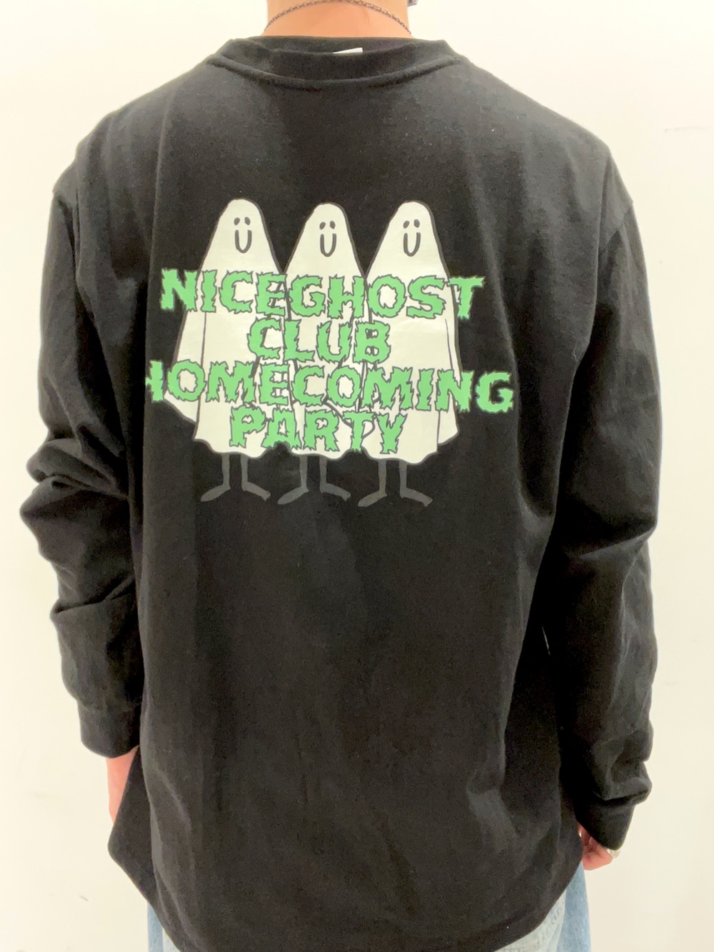 ブラック系のTシャツ/カットソー、ホワイト系のブルゾン、ブルー系のデニムパンツを着用したメンズの秋コーディネートの5枚目の写真