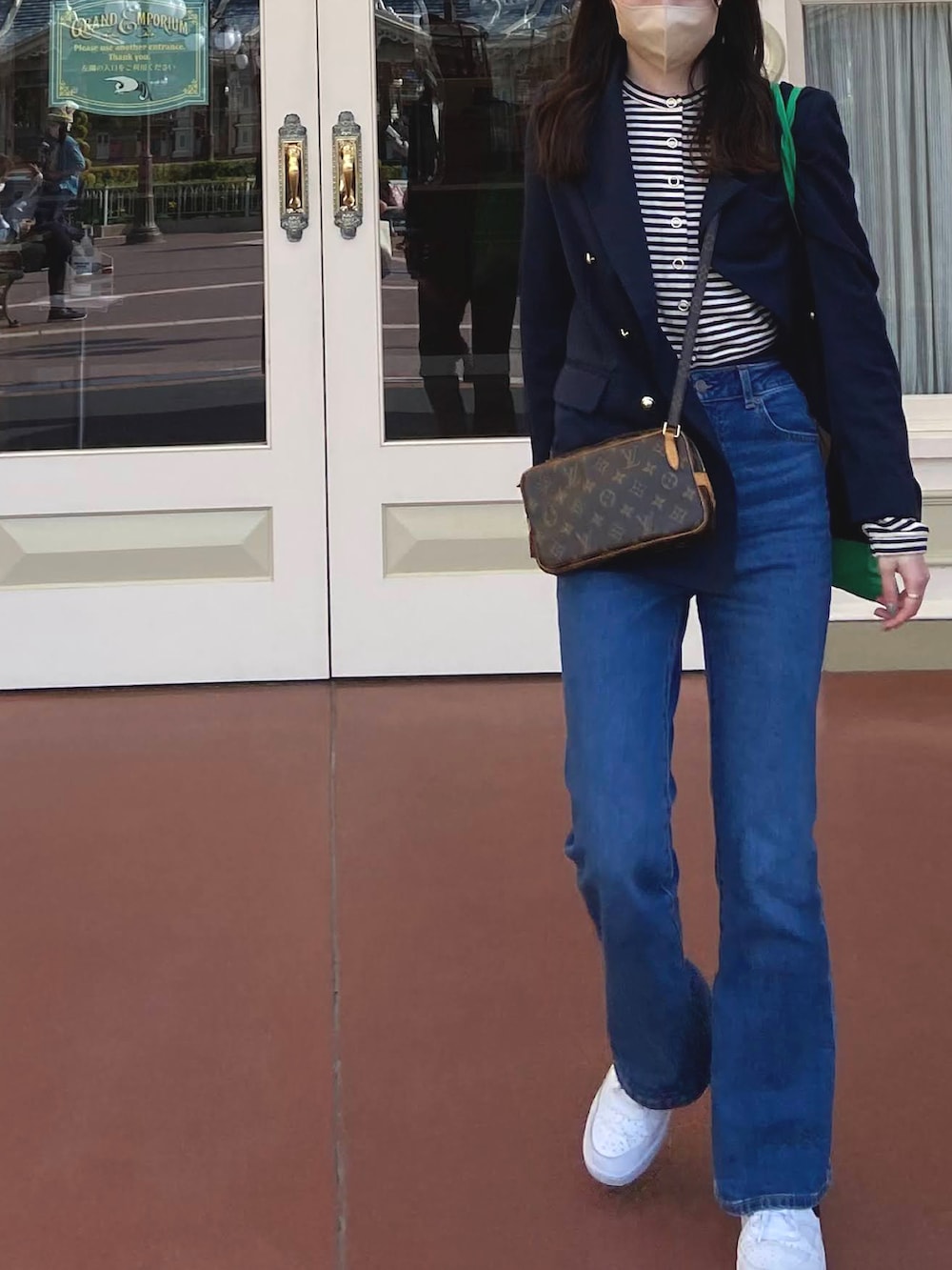 ホワイト系のカーディガン/ボレロ、ブルー系のテーラードジャケット、ブルー系のデニムパンツを着用したレディースの春コーディネートの2枚目の写真