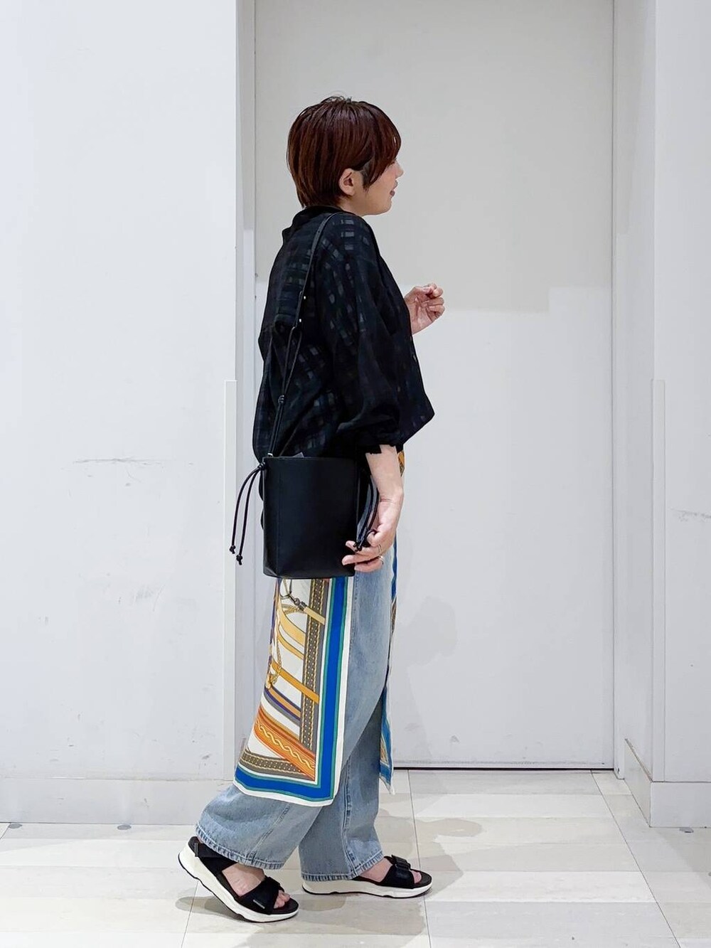 「着痩せ・細見え、若見え、着痩せ、休日コーデ、デート/ロマンティック、ママコーデ、体型カバー、旅行、GLOBAL WORK、まちがいない服_GLOBAL WORK、デートコーデ」｜「GLOBAL WORKのGOODデニムバギーパンツ/118365（デニムパンツ、ブルー系）」を使った、tahanyanさん（レディース・155cm）の春コーディネートの3枚目の写真