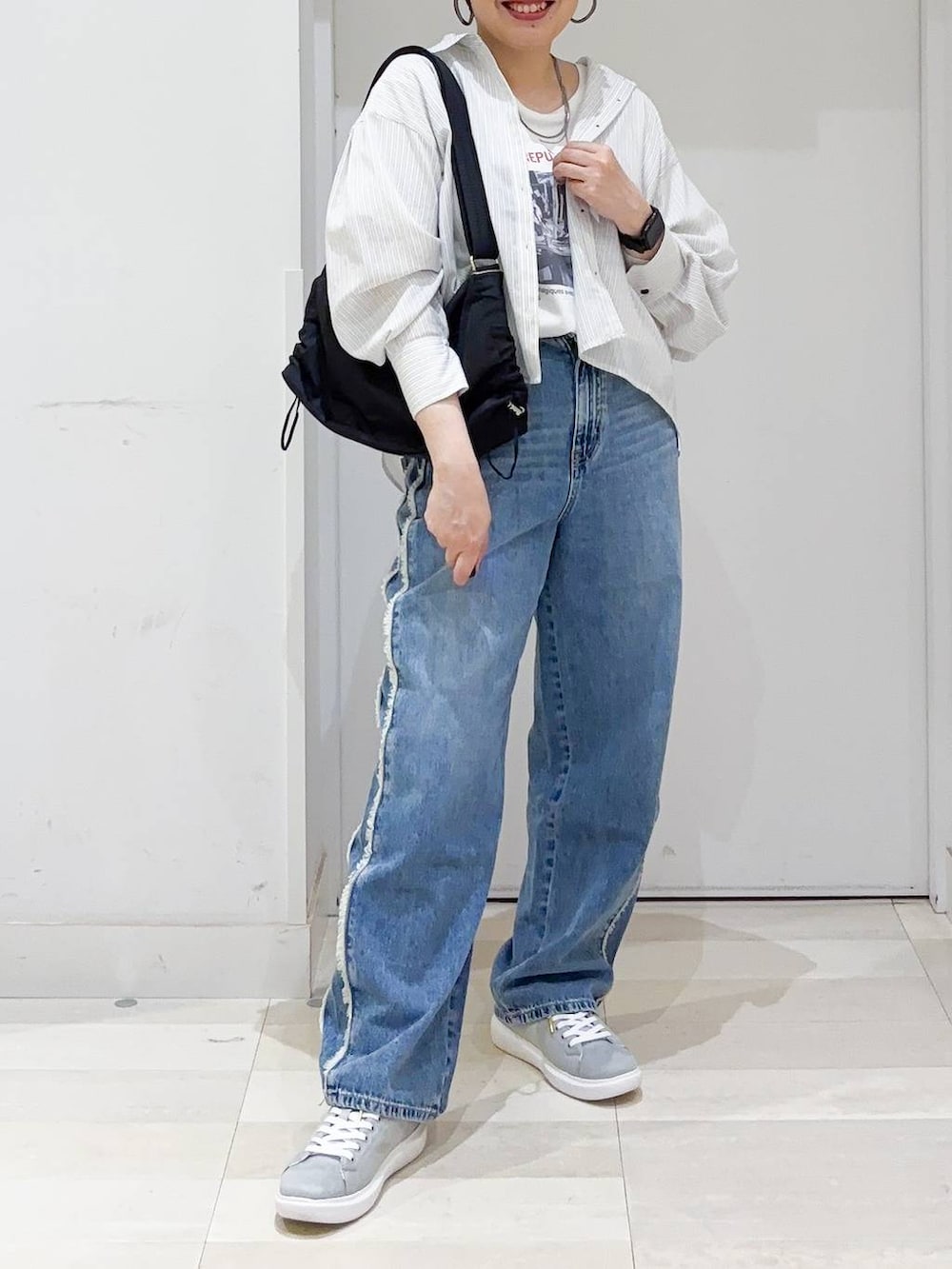 「着痩せ・細見え、若見え、着痩せ、休日コーデ、デート/ロマンティック、ママコーデ、体型カバー、旅行、GLOBAL WORK、まちがいない服_GLOBAL WORK、デートコーデ、夏コーデ、春コーデ、春夏コーデ、お出かけコーデ」|「GLOBAL WORKのGOODデニムプレミアムバギーパンツ/132403(デニムパンツ、ホワイト系)」を使った、tahanyanさん(レディース・155cm)の春コーディネートの2枚目の写真