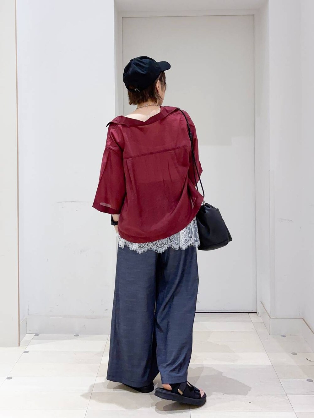 ホワイト系のキャミソール、ブルー系のその他パンツ、ブラック系のサンダルを着用したレディースの夏コーディネートの4枚目の写真