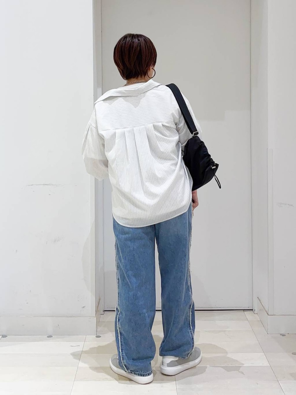 「着痩せ・細見え、若見え、着痩せ、休日コーデ、デート/ロマンティック、ママコーデ、体型カバー、旅行、GLOBAL WORK、まちがいない服_GLOBAL WORK、デートコーデ、夏コーデ、春コーデ、春夏コーデ、お出かけコーデ」|「GLOBAL WORKのGOODデニムプレミアムバギーパンツ/132403(デニムパンツ、ホワイト系)」を使った、tahanyanさん(レディース・155cm)の春コーディネートの5枚目の写真