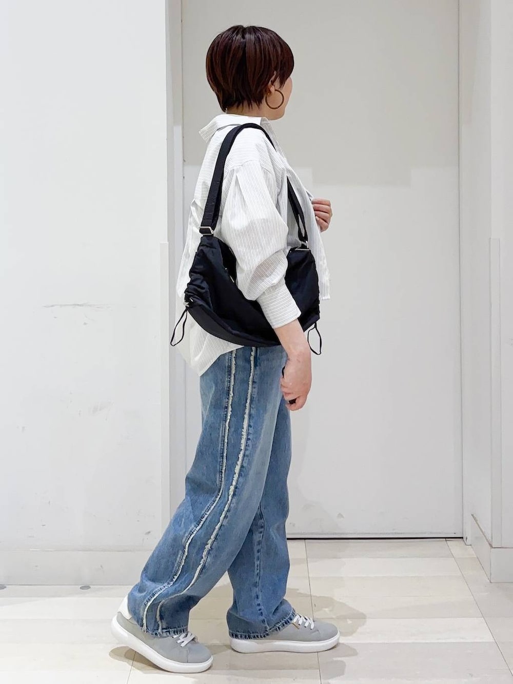 「着痩せ・細見え、若見え、着痩せ、休日コーデ、デート/ロマンティック、ママコーデ、体型カバー、旅行、GLOBAL WORK、まちがいない服_GLOBAL WORK、デートコーデ、夏コーデ、春コーデ、春夏コーデ、お出かけコーデ」|「GLOBAL WORKのGOODデニムプレミアムバギーパンツ/132403(デニムパンツ、ホワイト系)」を使った、tahanyanさん(レディース・155cm)の春コーディネートの4枚目の写真