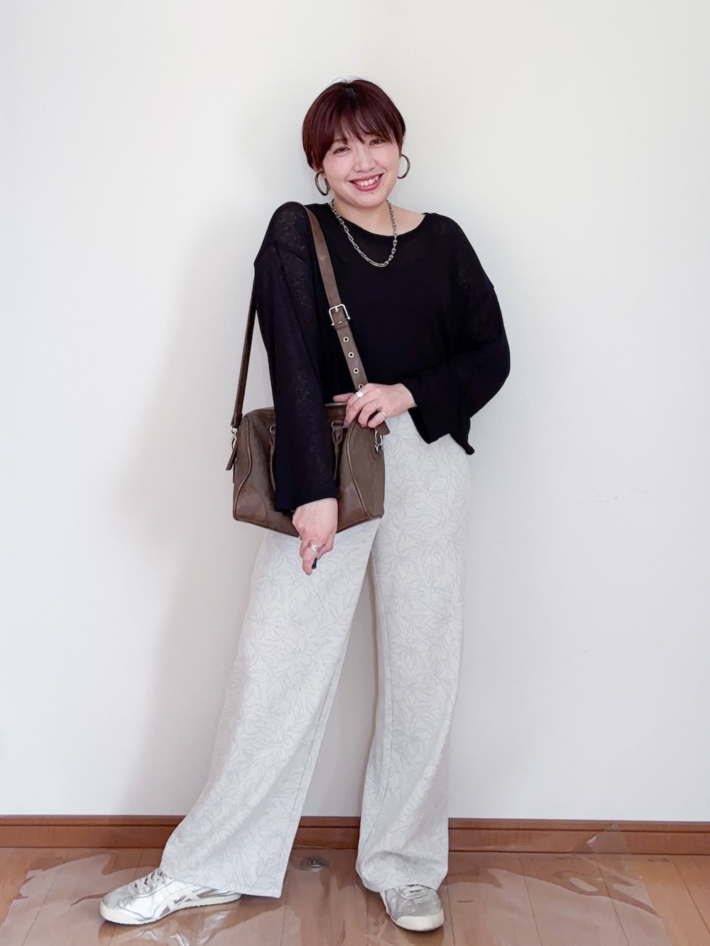 「ショルダーバッグ、ジーナシス(JEANASIS)、ジーナシス、ジーナシスト_JEANASIS、ジーナシススタッフスタイリング、レプシィム(LEPSIM)、レプシィム、シアートップス、シアー、シアーニット」｜「LEPSIMのシアーメランジロンT　104246（Tシャツ/カットソー、ブラック系）」を使った、tahanyanさん（骨格ストレート・レディース・155cm）の春コーディネートの2枚目の写真