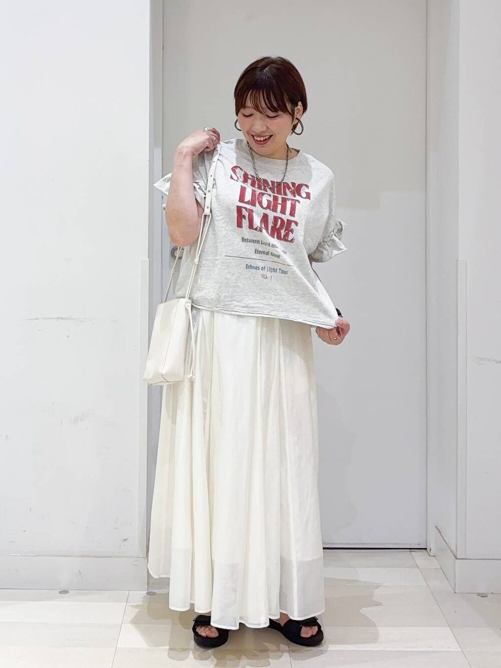 「着痩せ・細見え、若見え、着痩せ、休日コーデ、デート/ロマンティック、ママコーデ、体型カバー、旅行、GLOBAL WORK、まちがいない服_GLOBAL WORK、デートコーデ、夏コーデ」｜「GLOBAL WORKのステンレスデザインチェーンネックレス/208423（ネックレス、シルバー系）」を使った、tahanyanさん（レディース・155cm）の春コーディネートの2枚目の写真