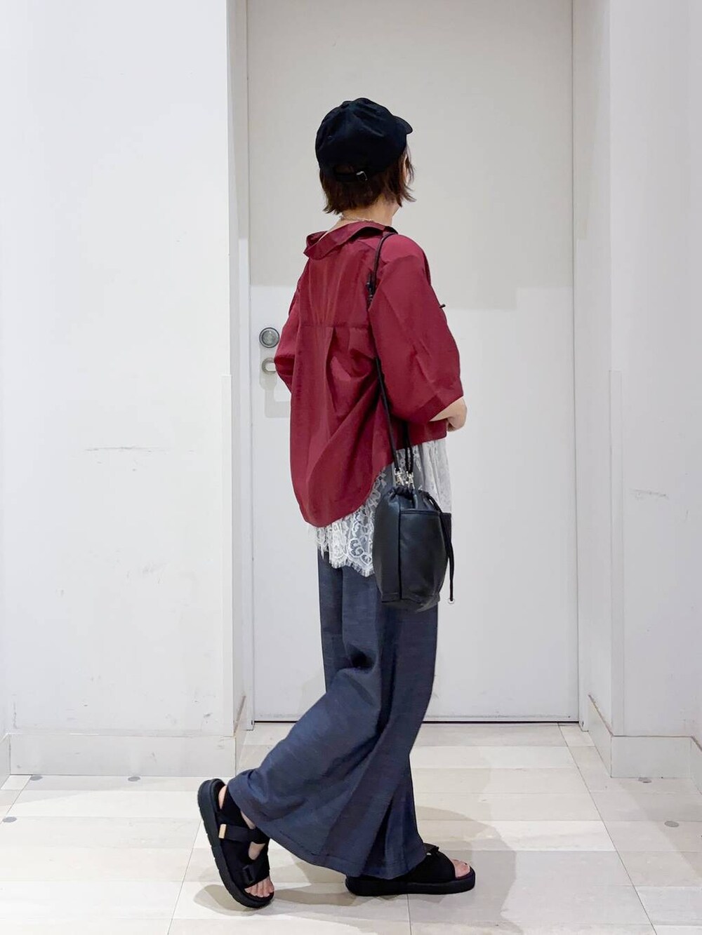 ホワイト系のキャミソール、ブルー系のその他パンツ、ブラック系のサンダルを着用したレディースの夏コーディネートの3枚目の写真
