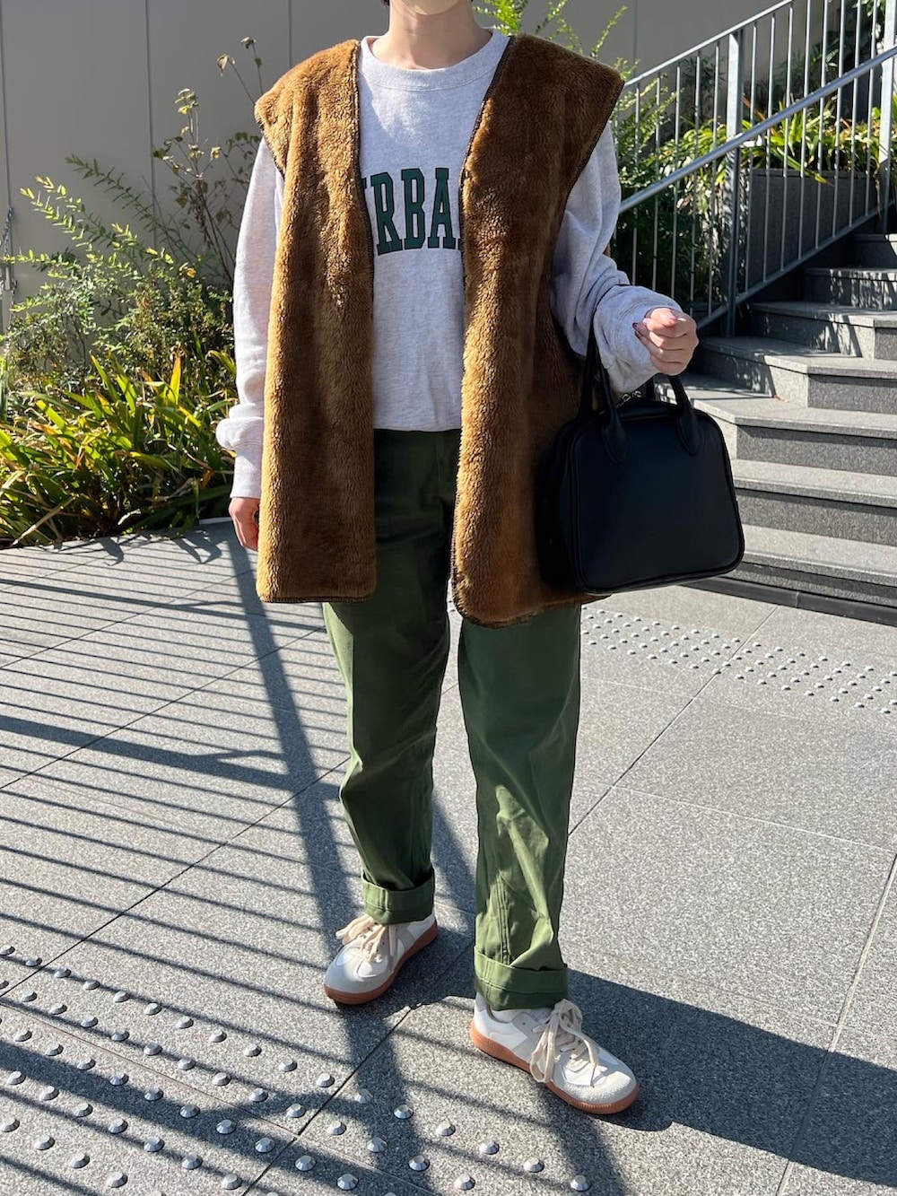 グリーン系のその他パンツ、ブラウン系のベスト、グレー系のスウェットを着用したレディースの秋コーディネートの2枚目の写真