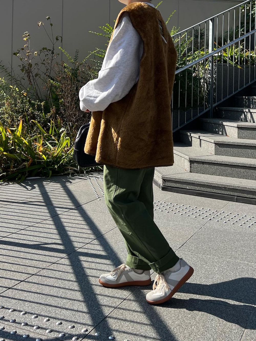 グリーン系のその他パンツ、ブラウン系のベスト、グレー系のスウェットを着用したレディースの秋コーディネートの3枚目の写真