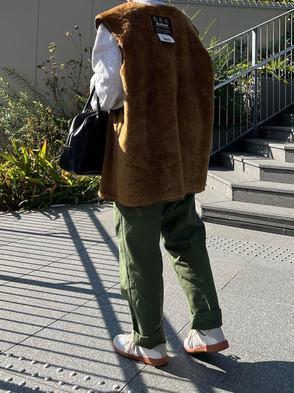 グリーン系のその他パンツ、ブラウン系のベスト、グレー系のスウェットを着用したレディースの秋コーディネートの4枚目の写真