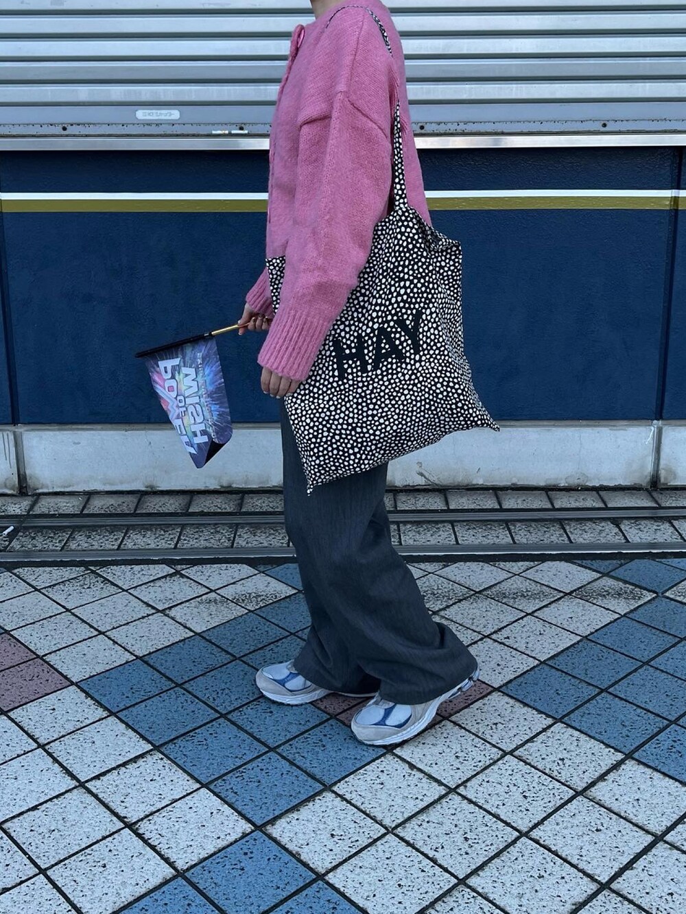 グレー系のスラックス、ピンク系のカーディガン/ボレロ、グレー系のスニーカーを着用したレディースの冬コーディネートの4枚目の写真