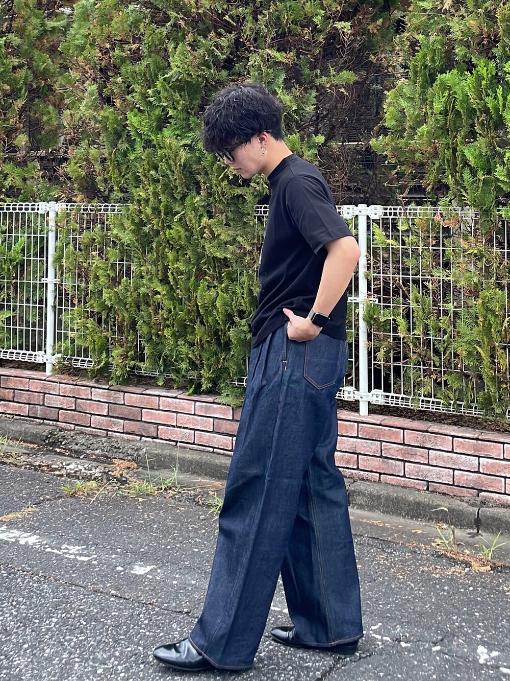 「アツいコーデ全部見せ、メンズコーデ、ラフコーデ、カジュアルコーデ、お洒落さんとつながりたい、夏だ！Tシャツ着よう！、メンズファッション、サングラス、大人コーデ、シルバーアクセサリー」｜「soerteのVintage like Basquiat graphic Tee / ヴィンテージライクバスキアグラフィックTシャツ（Tシャツ/カットソー、その他）」を使った、REOさん（メンズ・173cm）の夏コーディネートの2枚目の写真