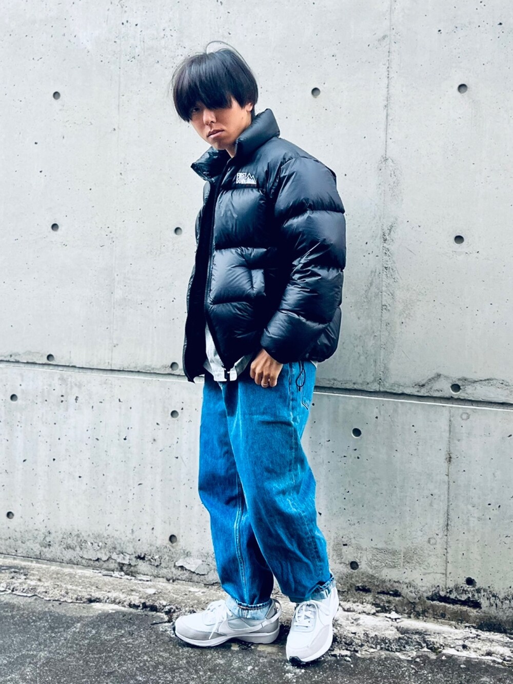 ブラック系のダウンジャケット/コートを着用したメンズの冬コーディネートの6枚目の写真