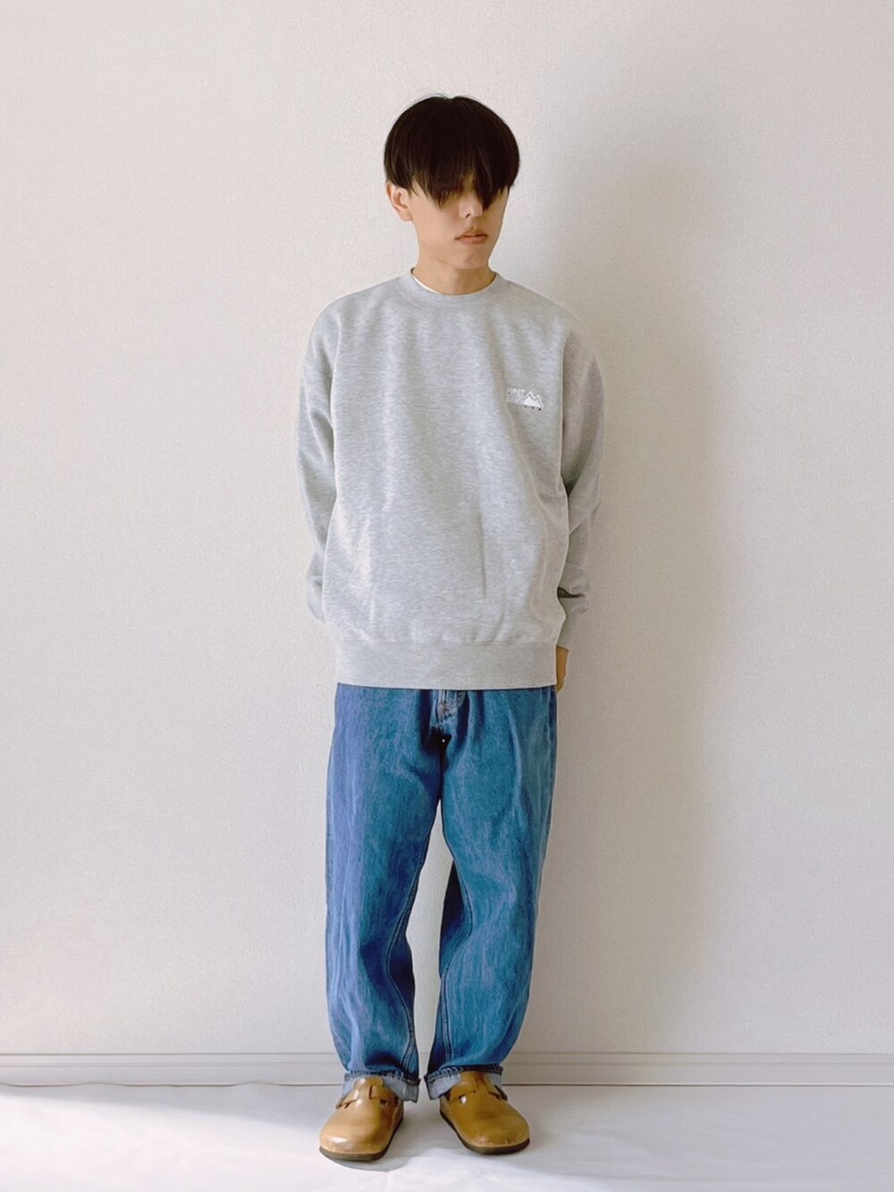 グレー系のスウェットを着用したメンズの秋コーディネートの3枚目の写真