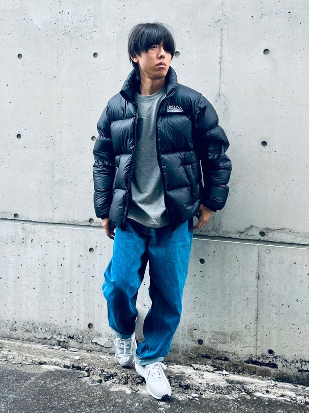 ブラック系のダウンジャケット/コートを着用したメンズの冬コーディネートの5枚目の写真