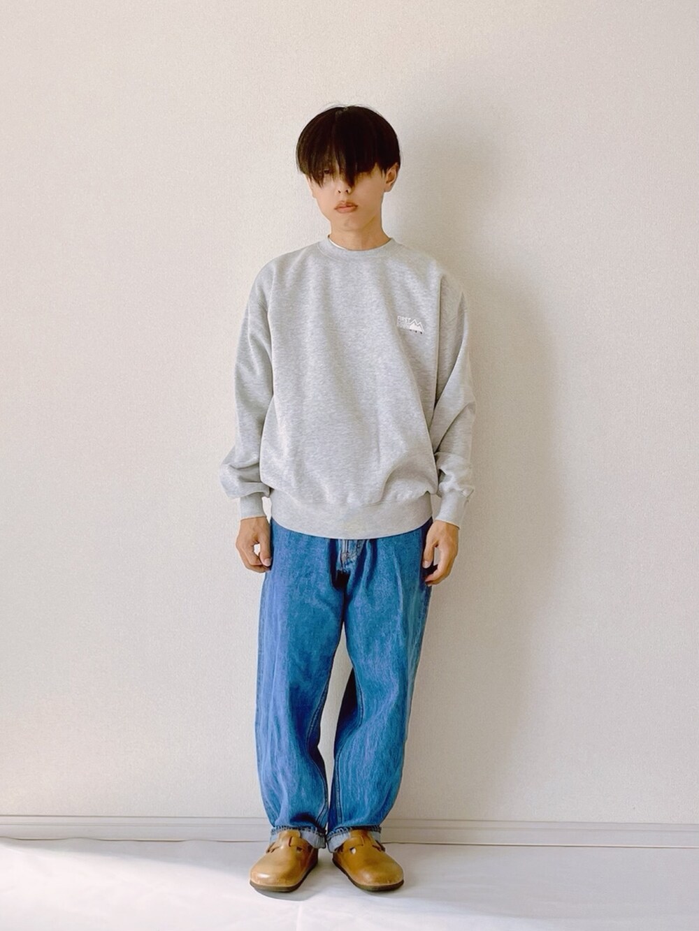 グレー系のスウェットを着用したメンズの秋コーディネートの2枚目の写真