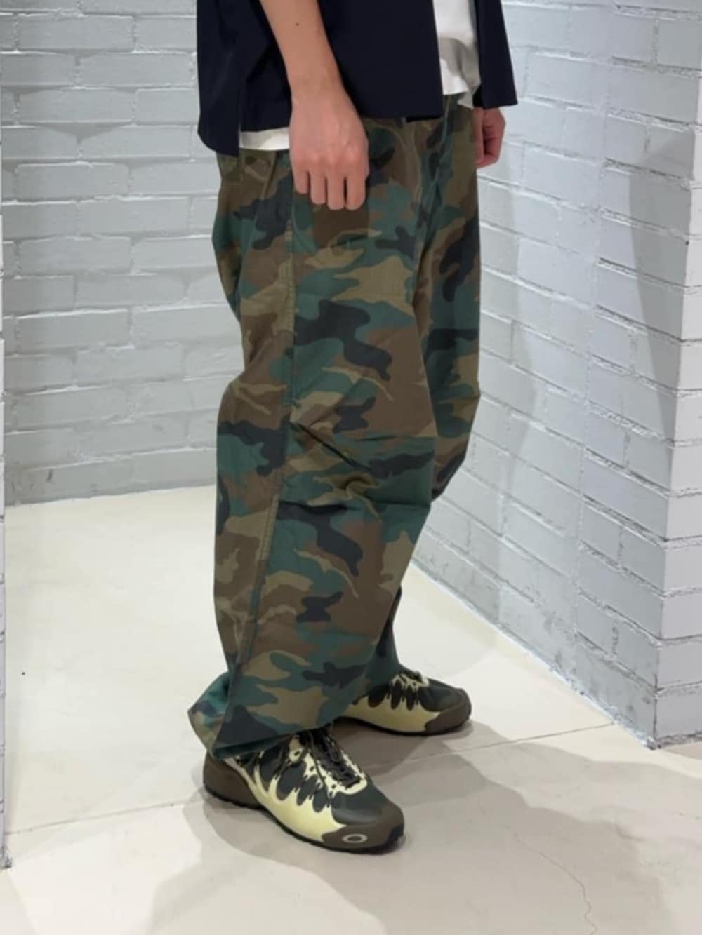 「TOMORROWLAND、トゥモローランド、Edition、bagjack、別注、Oakley、半袖シャツ、ミリタリーパンツ、カモフラ、カモフラパンツ、バックパック、リュック」｜「TOMORROWLAND の【別注】bagjack×Edition HNTR RS BIOW UP TL（トートバッグ、ブラック系）」を使った、TOMORROWLAND_okadaさん（メンズ・181cm）の夏コーディネートの3枚目の写真