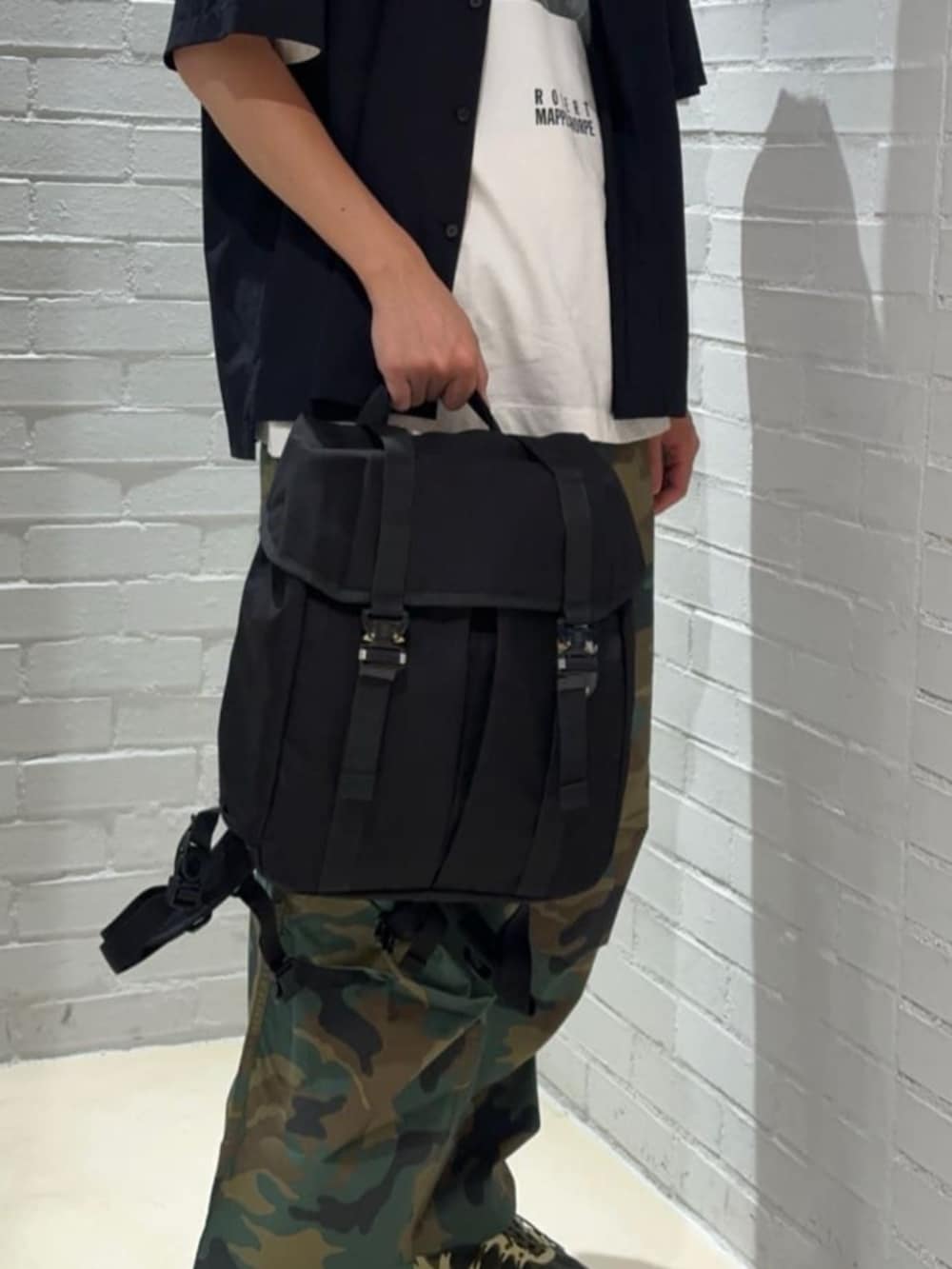 「TOMORROWLAND、トゥモローランド、Edition、bagjack、別注、Oakley、半袖シャツ、ミリタリーパンツ、カモフラ、カモフラパンツ、バックパック、リュック」｜「TOMORROWLAND の【別注】bagjack×Edition HNTR RS BIOW UP TL（トートバッグ、ブラック系）」を使った、TOMORROWLAND_okadaさん（メンズ・181cm）の夏コーディネートの4枚目の写真