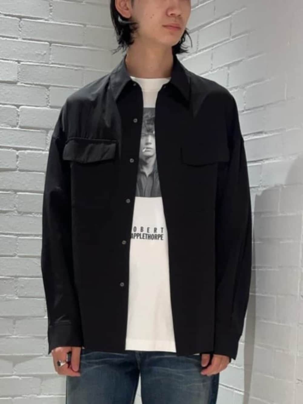 「TOMORROWLAND、トゥモローランド、Edition、ramidus、AcneStudios、TOMWOOD、Oakley、デニム、カジュアル、シャツスタイル」｜「EDITIONのNS.ポリエステル レギュラーカラーシャツ（シャツ/ブラウス、ブラック系）」を使った、TOMORROWLAND_okadaさん（メンズ・181cm）の夏コーディネートの2枚目の写真