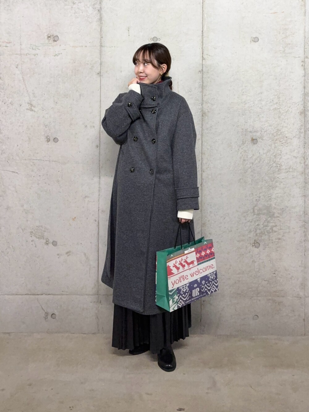 グレー系のその他アウター、ホワイト系のカーディガン/ボレロ、レッド系のニット/セーターを着用したレディースの冬コーディネートの2枚目の写真