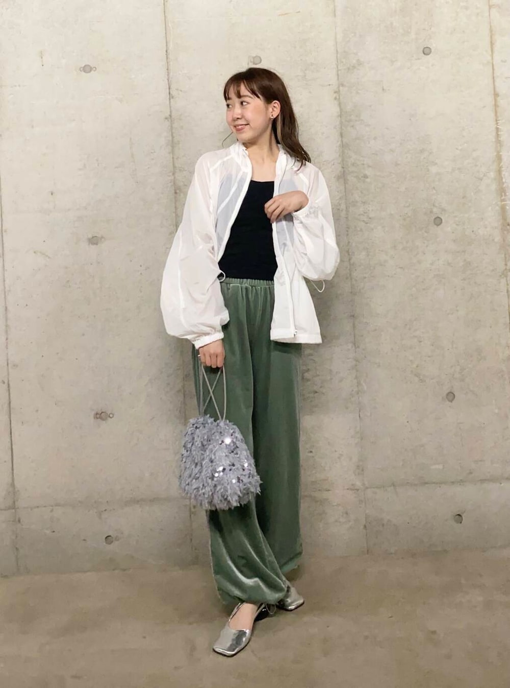 ブラック系のキャミソール、グレー系のハンドバッグ、シルバー系のその他シューズを着用したレディースの夏コーディネートの2枚目の写真