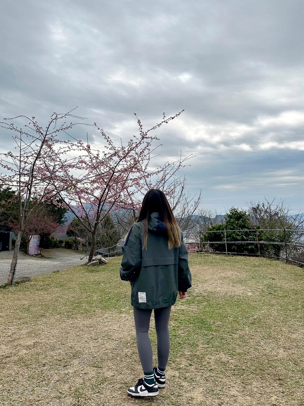 ブルー系のその他トップスを着用したレディースの冬コーディネートの4枚目の写真