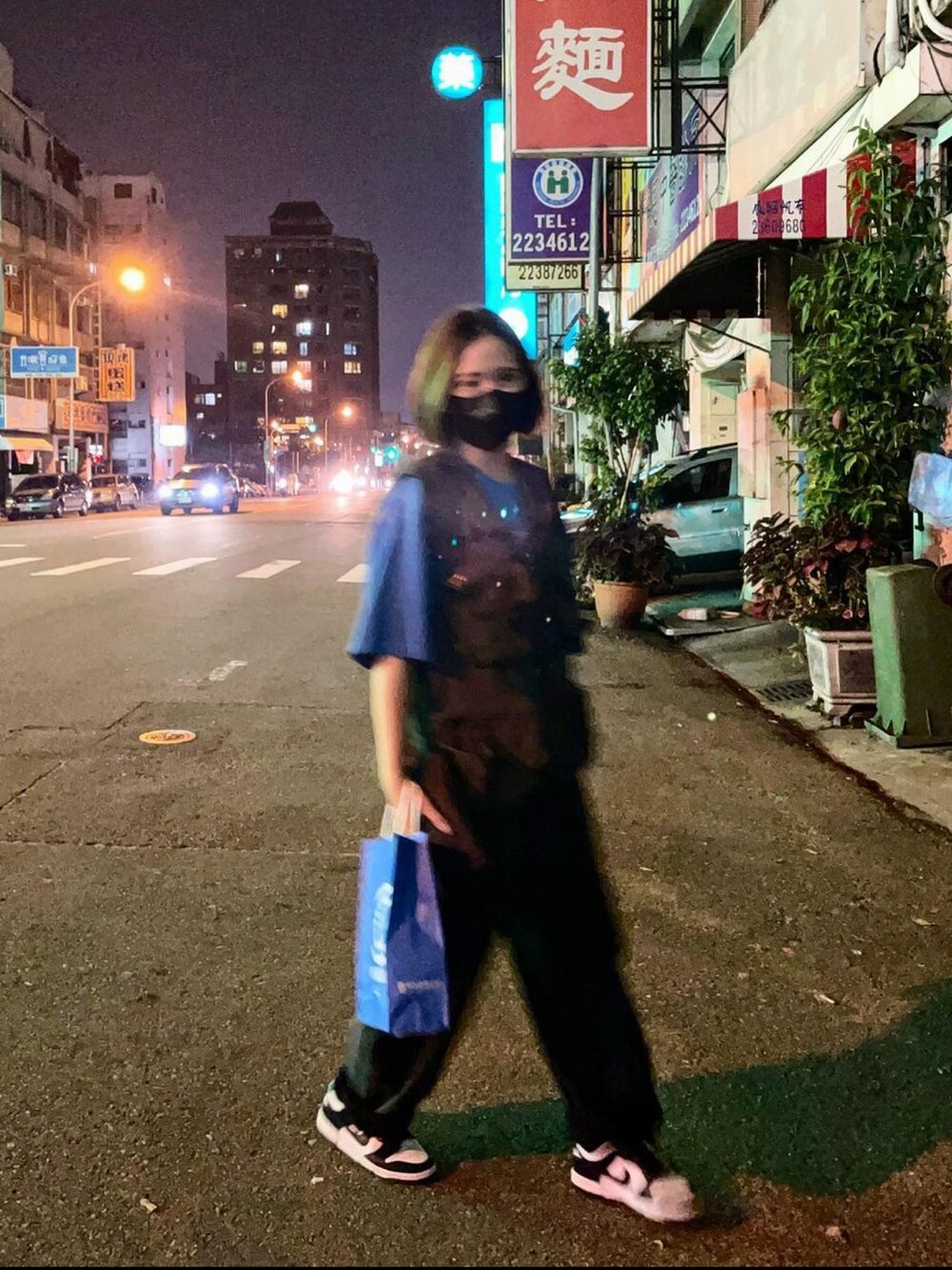 ブラック系のスニーカーを着用したレディースの冬コーディネートの2枚目の写真