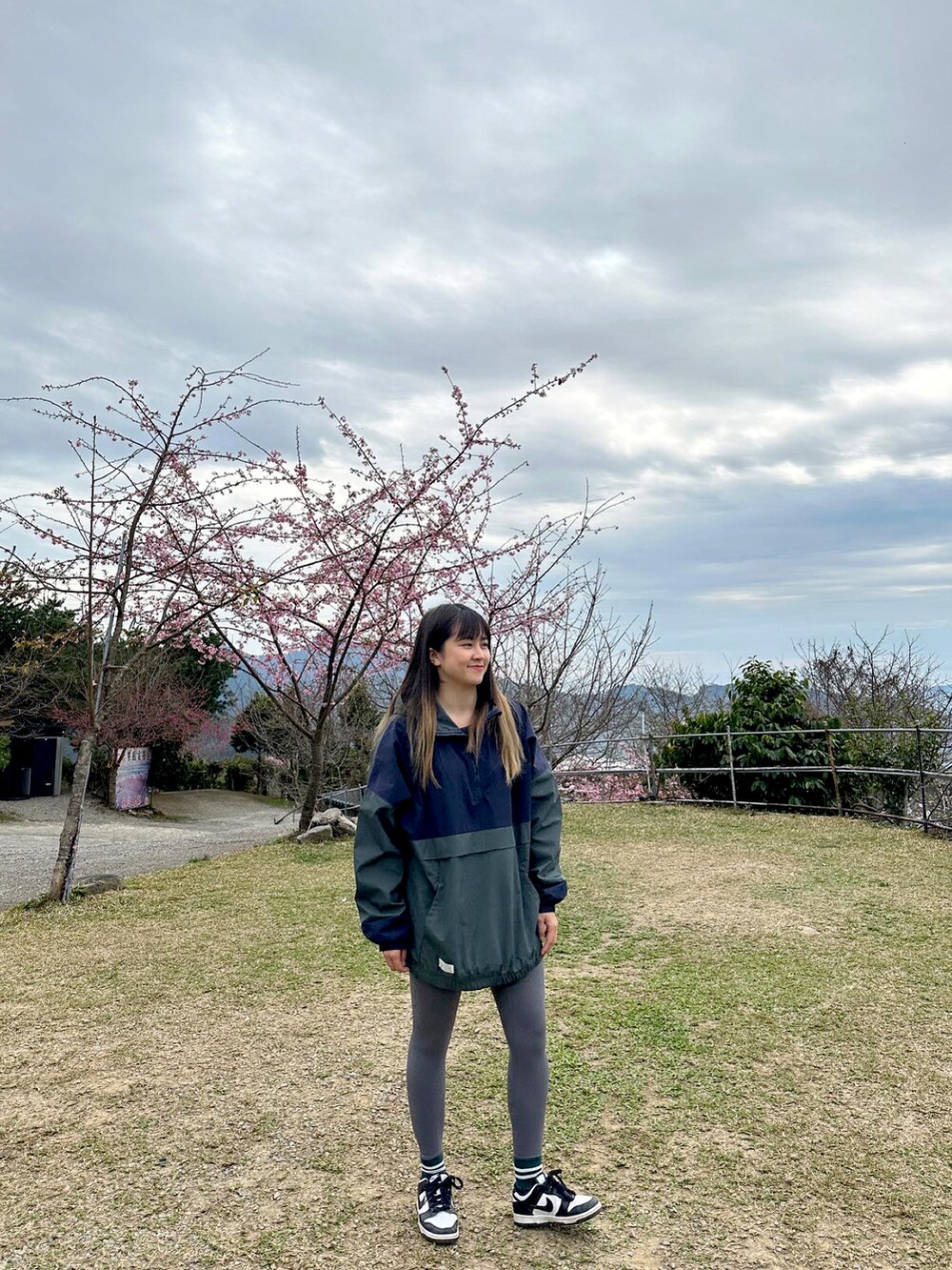 ブルー系のその他トップスを着用したレディースの冬コーディネートの3枚目の写真