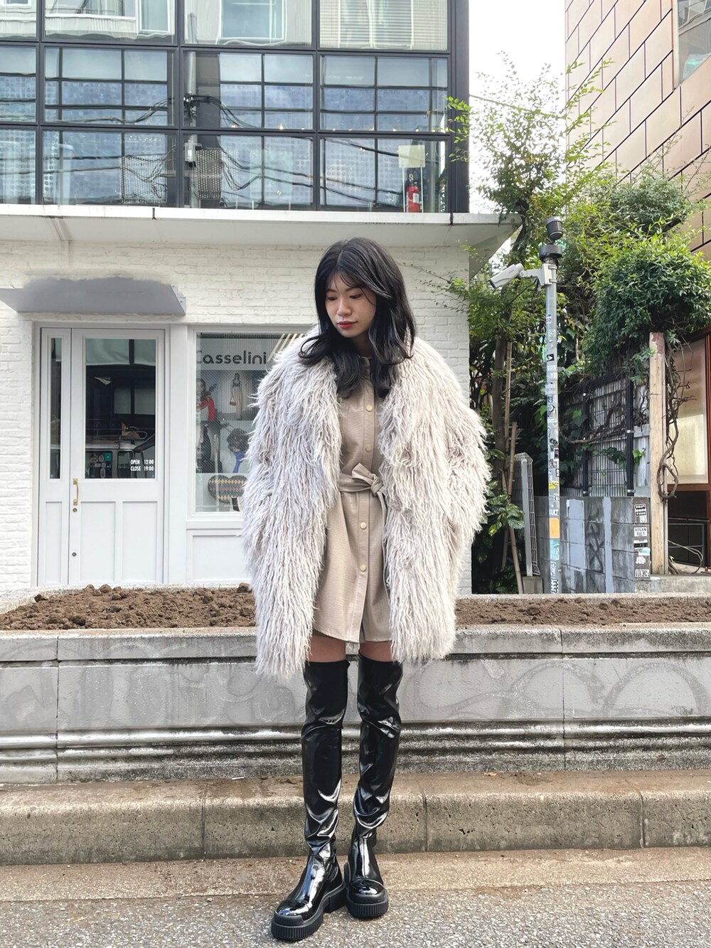 「AXchanger、AXchange、AXCatStreet、アルマーニエクスチェンジ、キャットストリート、冬コーデ、オトナカワイイ、モコモコアウター、冬アウター、秋冬、ロングブーツ、ブーツ、ベージュコーデ、アウター」｜「ARMANI EXCHANGEの【A|X アルマーニ エクスチェンジ】クロコ柄　フェイクレザーシャツジャケット（その他アウター、ベージュ系）」を使った、Misakeyさん（レディース・160cm）の秋コーディネートの2枚目の写真