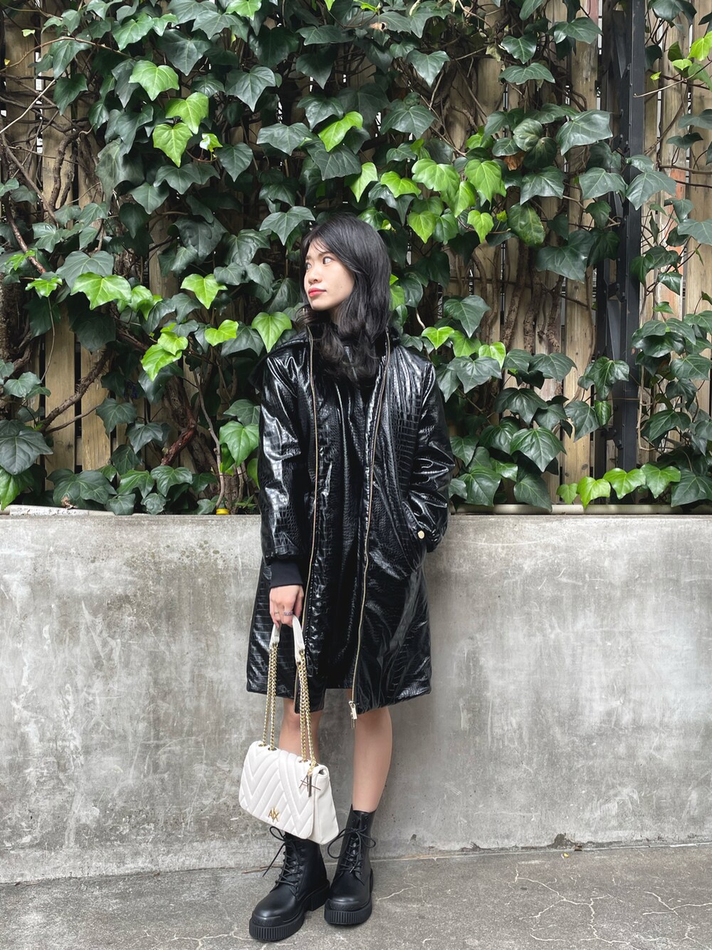 「厚底シューズ、AXchanger、AXchange、AXCatStreet、アルマーニエクスチェンジ、キャットストリート、黒アウター、ショートブーツ、オトナ女子、ブーツスタイル、休日スタイル、ワンピース、モノトーンコーデ、黒」｜「ARMANI EXCHANGEの【A|X アルマーニ エクスチェンジ】クロコ柄　フェイクレザーフーデッドコート（モッズコート、ブラック系）」を使った、Misakeyさん（レディース・159cm）の秋コーディネートの2枚目の写真