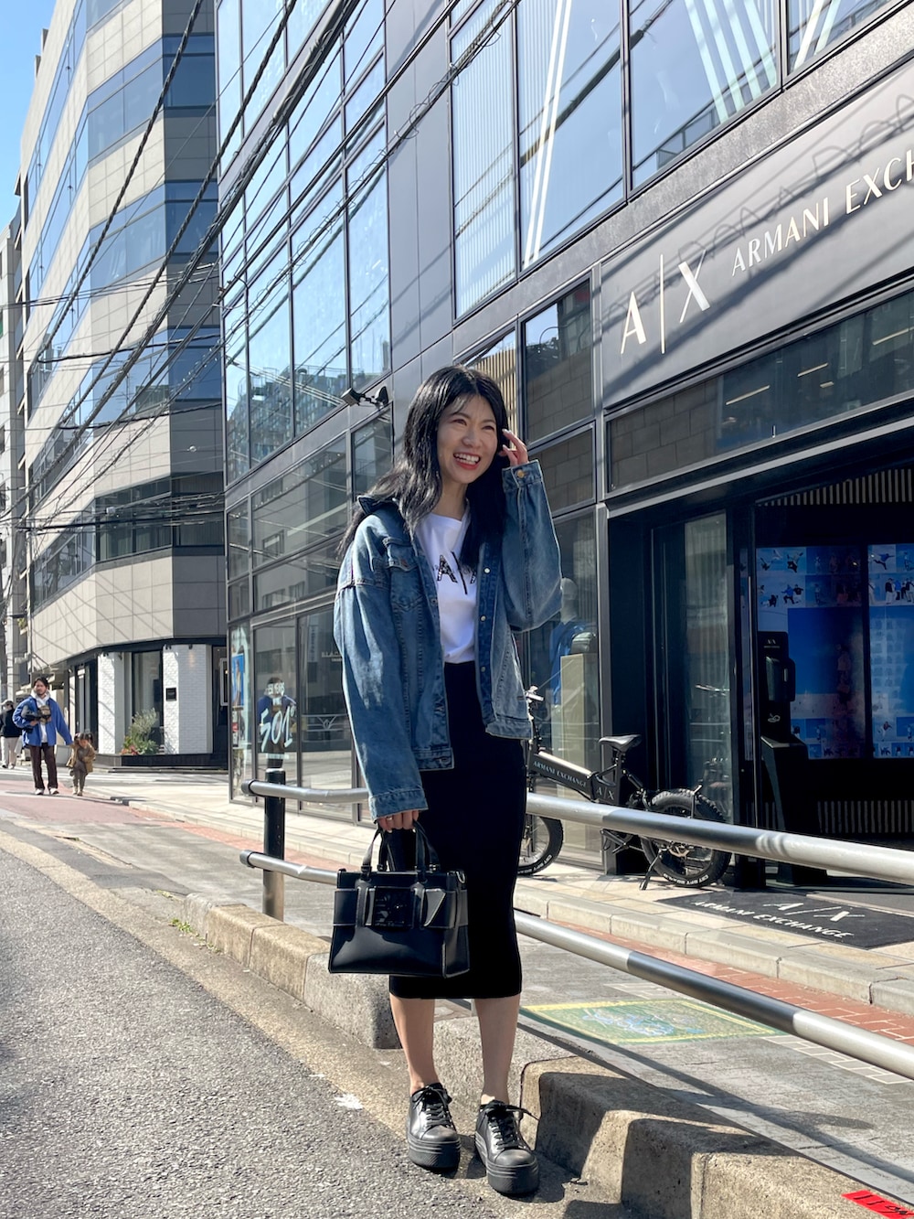 「AXchanger、AXchange、AXCatStreet、アルマーニエクスチェンジ、カジュアルコーデ、オトナカジュアル、大人カジュアル、大人シンプル、デニムジャケット、Tシャツ×デニム、スニーカーコーデ」｜「ARMANI EXCHANGEの【A|X アルマーニ エクスチェンジ】スパンコールAXロゴ　クルーネック半袖Tシャツ/REGULAR（Tシャツ/カットソー、ホワイト系）」を使った、Misakeyさん（レディース・160cm）の冬コーディネートの2枚目の写真