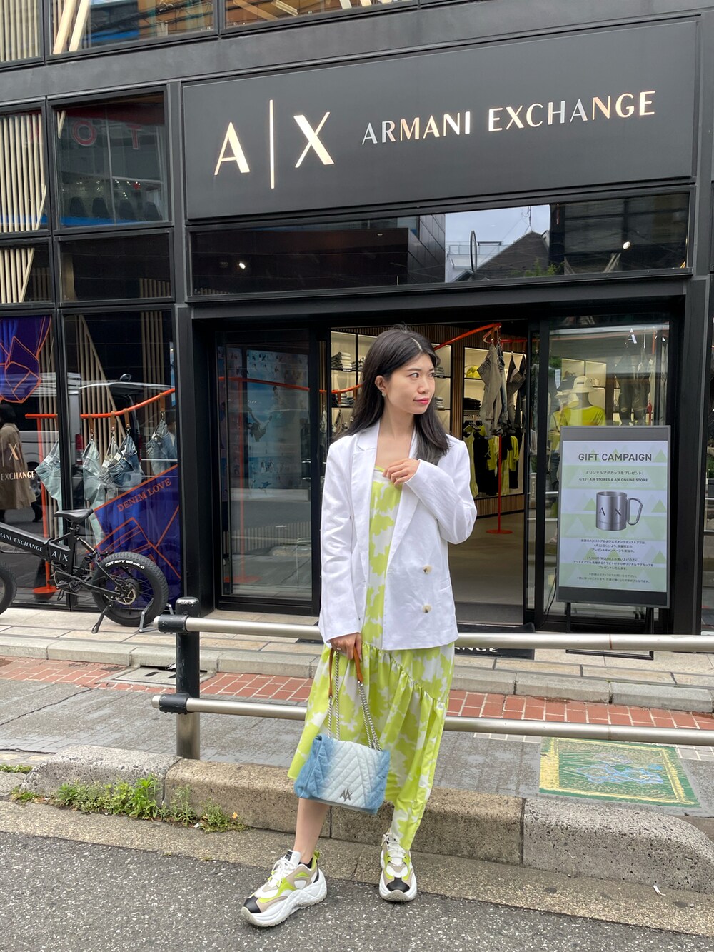 「アルマーニエクスチェンジ、AXchanger、AXchange、AXCatStreet、休日スタイル、ジャケット、ジャケット×ワンピース、オトナカジュアル、大人女子、スニーカーコーデ、スニーカー女子、春服コーデ、ワンピース」｜「ARMANI EXCHANGEの【A|X アルマーニ エクスチェンジ】リネンダブルジャケット（テーラードジャケット、ホワイト系）」を使った、Misakeyさん（レディース・160cm）の春コーディネートの2枚目の写真
