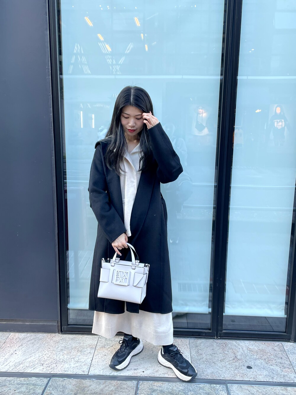 「ファッションを楽しもう、シンプルコーデ、冬服、アルマーニエクスチェンジ、AXchanger、AXchange、AXCatStreet、冬ファッション、大人女子、大人かわいい、きれいめコーディネート、シンプル、ロングコート」｜「ARMANI EXCHANGEの【A|X アルマーニ エクスチェンジ】ウールロングトレンチコート（チェスターコート、ブラック系）」を使った、Misakeyさん（レディース・160cm）の秋コーディネートの2枚目の写真