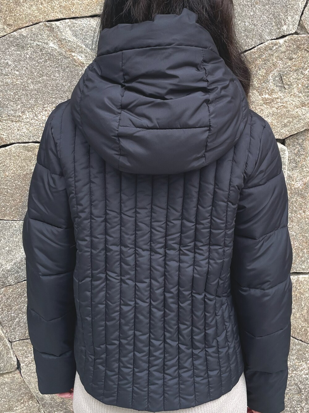 「アウター、ニットワンピース、キレイめ、お出かけコーデ、秋服、キャットストリート、アルマーニエクスチェンジ、axchange、axcatstreet、AXchanger」｜「ARMANI EXCHANGEの【A|X アルマーニ エクスチェンジ】A|Xロゴ　　フーディパファージャケット（ブルゾン、ホワイト系）」を使った、Misakeyさん（レディース・159cm）の秋コーディネートの4枚目の写真