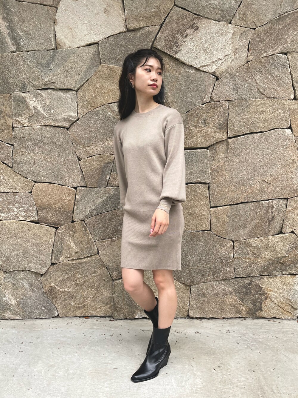 「アウター、ニットワンピース、キレイめ、お出かけコーデ、秋服、キャットストリート、アルマーニエクスチェンジ、axchange、axcatstreet、AXchanger」｜「ARMANI EXCHANGEの【A|X アルマーニ エクスチェンジ】A|Xロゴ　　フーディパファージャケット（ブルゾン、ホワイト系）」を使った、Misakeyさん（レディース・159cm）の秋コーディネートの2枚目の写真