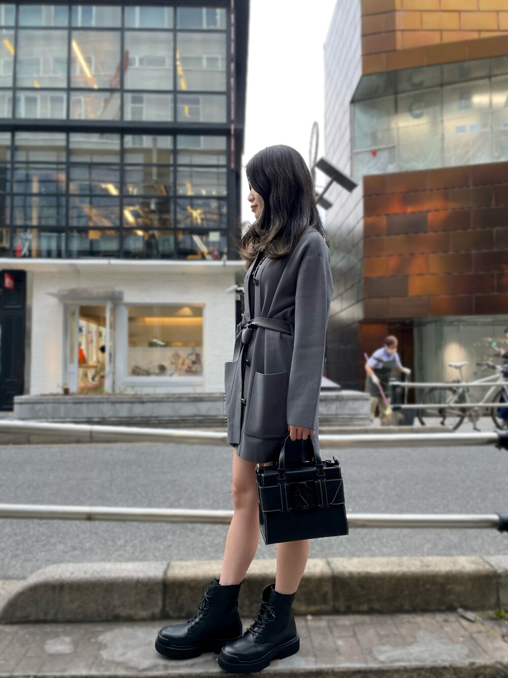 「AXchanger、AXchange、AXCatStreet、アルマーニエクスチェンジ、大人カジュアル、きれいめカジュアル、オトナ女子、オトナカワイイ、スカートスタイル、ワントーンコーデ、トートバッグ、編み上げブーツ」｜「ARMANI EXCHANGEの【A|X アルマーニ エクスチェンジ】スパンコールAXロゴ　クルーネック半袖Tシャツ/REGULAR（Tシャツ/カットソー、ブラック系）」を使った、Misakeyさん（レディース・160cm）の冬コーディネートの3枚目の写真
