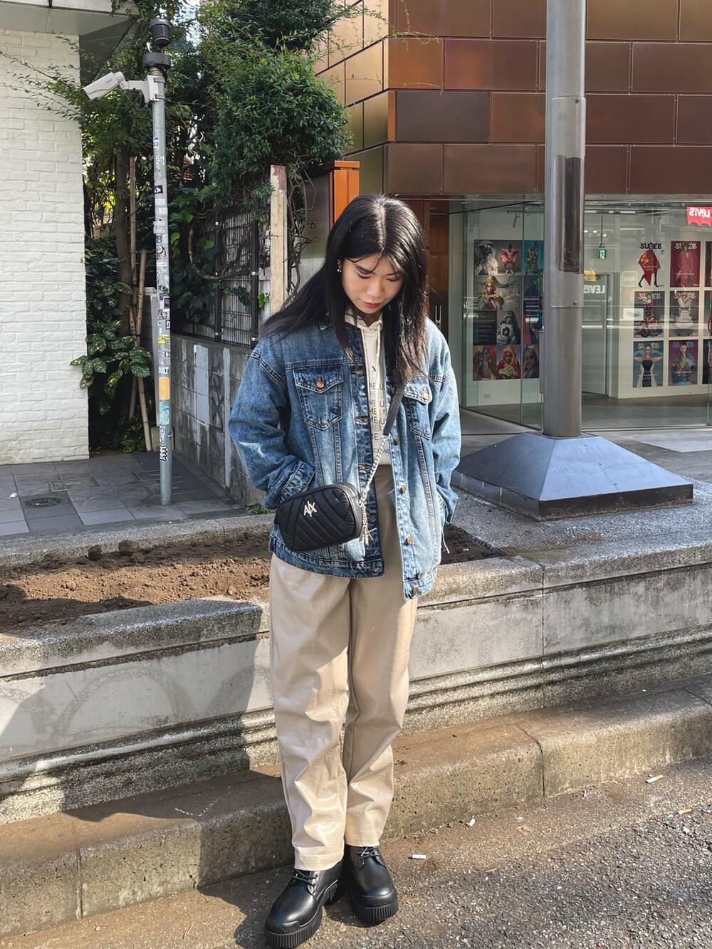 「AXchanger、AXchange、AXCatStreet、アルマーニエクスチェンジ、キャットストリート、カジュアル、メンズライク、ビッグシルエット、秋コーデ、ラクチンコーデ、デニムジャケット、Gジャン、休日スタイル、レイヤードスタイル」｜「ARMANI EXCHANGEの【A|X アルマーニ エクスチェンジ】YOU.ME.US　デニムジャケット（デニムジャケット、ブルー系）」を使った、Misakeyさん（レディース・160cm）の秋コーディネートの2枚目の写真