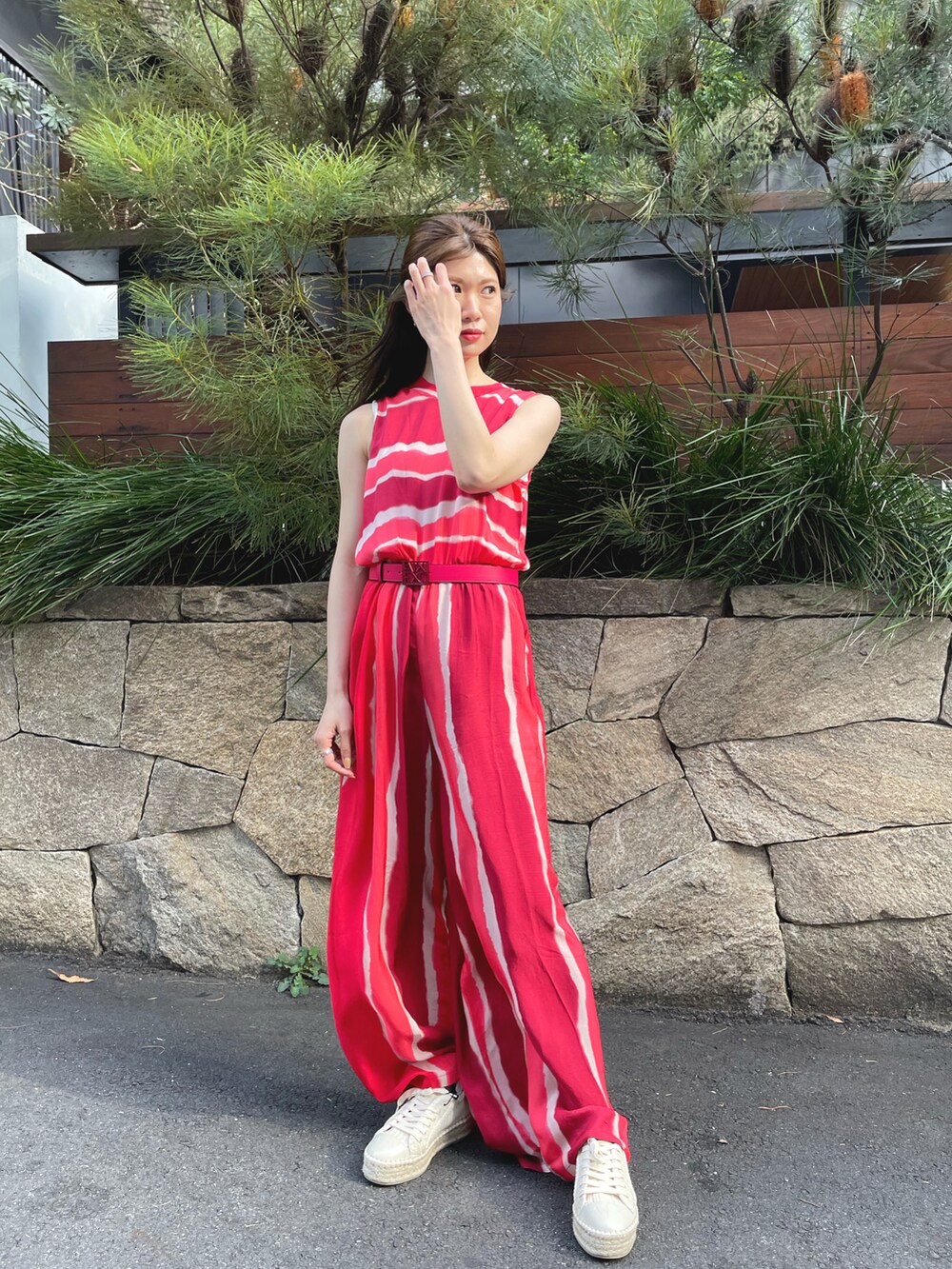 「オールインワン、AXCatStreet、AXchanger、アルマーニエクスチェンジ、レッドコーデ、スニーカーコーデ、カーディガンコーデ、春コーデ」｜「ARMANI EXCHANGEの【A|X アルマーニ エクスチェンジ】LAVAプリント　ジャンプスーツ（つなぎ/オールインワン、レッド系）」を使った、Misakeyさん（レディース・159cm）の春コーディネートの2枚目の写真
