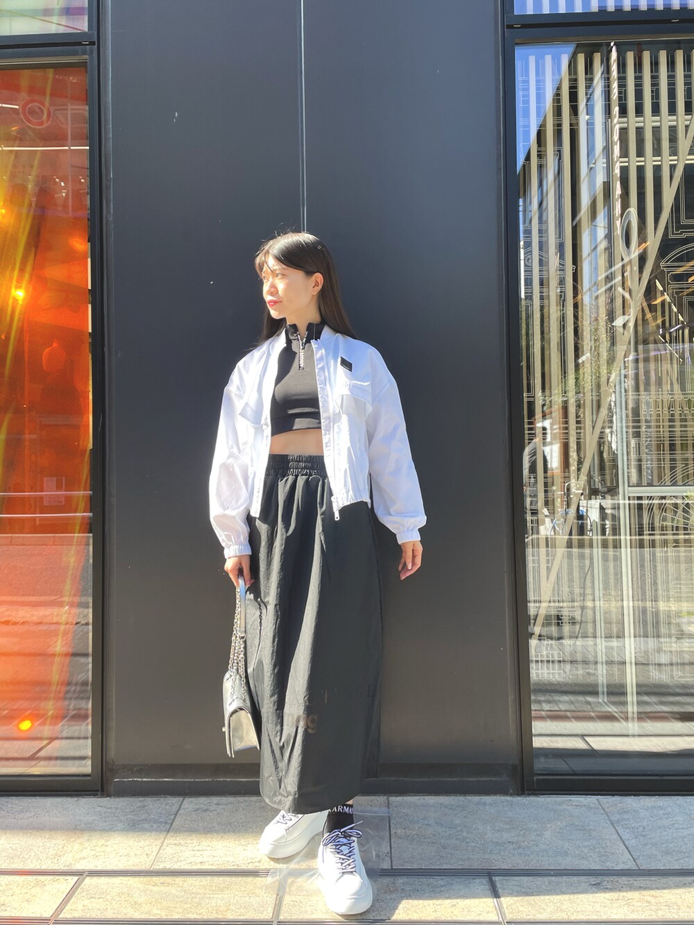 「アルマーニエクスチェンジ、AXchanger、AXchange、AXCatStreet、Mixmag、mixmag、春ファッション、春アウター、大人カジュアル、オトナ女子、モノトーンコーデ、ライトアウター、スニーカーコーデ、大人可愛い」｜「ARMANI EXCHANGEの【A|X アルマーニ エクスチェンジ】AXロゴ　ナイロンブルゾン（EC限定カラー含）（ブルゾン、ホワイト系）」を使った、Misakeyさん（レディース・160cm）の春コーディネートの2枚目の写真