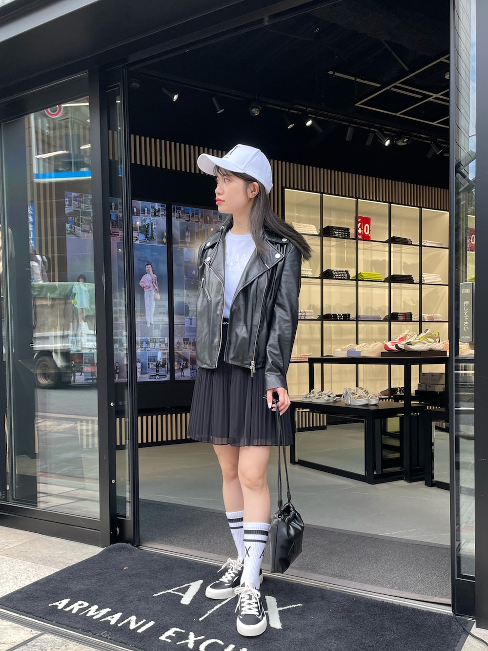 「アルマーニエクスチェンジ、AXchanger、AXchange、AXCatStreet、レザージャケット、みんなの白Tフェス、大人カジュアル、モノトーン、夏だ！Tシャツ着よう！、キャップ、夏トップス、初秋コーデ」｜「ARMANI EXCHANGEの【A|Xアルマーニ エクスチェンジ】ICONパネルキャップ（キャップ、ホワイト系）」を使った、Misakeyさん（レディース・160cm）の夏コーディネートの2枚目の写真