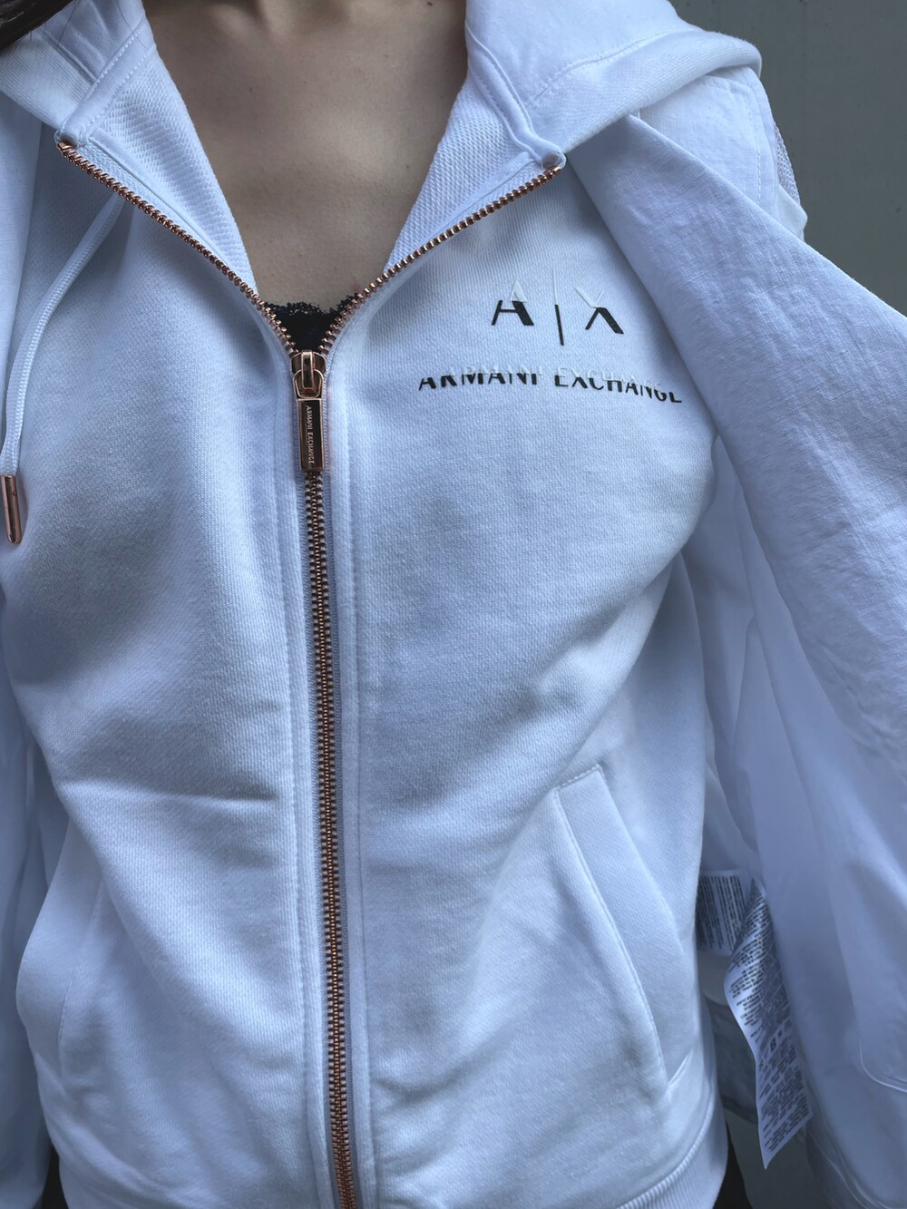 「AXchanger、AXchange、AXCatStreet、catstreet、キャットストリート、アルマーニエクスチェンジ、パーカーコーデ、ベストコーデ、ワンピース、大人ワンピ、キレイめワンピ、春コーデ、レイヤードスタイル」｜「ARMANI EXCHANGEの【A|X アルマーニ エクスチェンジ】2トーンICON ジップアップスウェットパーカ（パーカー、ブラック系）」を使った、Misakeyさん（レディース・159cm）の春コーディネートの4枚目の写真