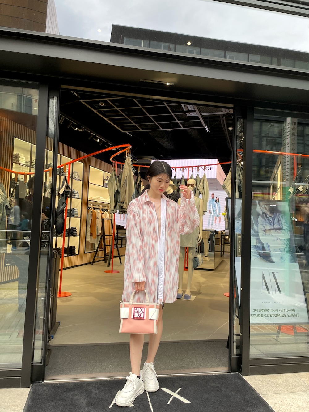 「アルマーニエクスチェンジ、AXchanger、AXchange、AXCatStreet、春アウター、花柄、お出かけコーデ、カジュアルコーデ、大人カジュアル、デニムパンツ、デニムショートパンツ、スニーカー、スニーカーコーデ、休日スタイル」｜「ARMANI EXCHANGEの【A|X アルマーニ エクスチェンジ】フラワーデザイン　スプリングコート（ステンカラーコート、その他）」を使った、Misakeyさん（レディース・160cm）の春コーディネートの2枚目の写真