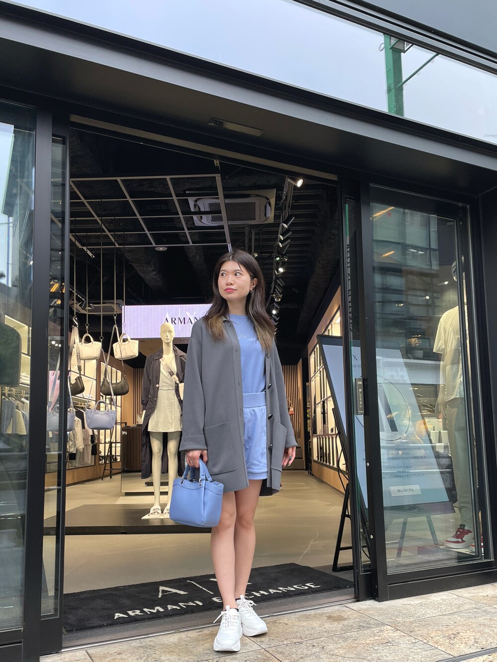 「AXchanger、AXchange、AXCatStreet、アルマーニエクスチェンジ、春服、お出かけコーデ、休日コーデ、カジュアル、楽チンコーデ、春色、スニーカー女子、スニーカーコーデ」｜「ARMANI EXCHANGEのアイテム（トップス、ブルー系）」を使った、Misakeyさん（レディース・160cm）の春コーディネートの2枚目の写真