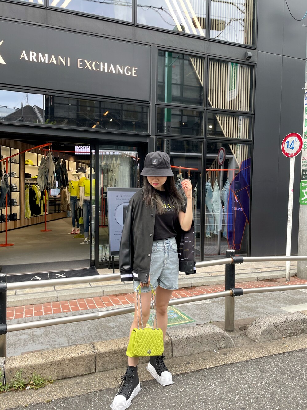 「アルマーニエクスチェンジ、AXchanger、AXchange、AXCatStreet、バケットハット、休日スタイル、Tシャツ×デニム、スニーカー、スニーカーコーデ、オトナカジュアル、パンツコーデ、ストリート」｜「ARMANI EXCHANGEの【A|X アルマーニ エクスチェンジ】A|Xロゴパッチ　バケットハット（ハット、ブラック系）」を使った、Misakeyさん（レディース・160cm）の春コーディネートの2枚目の写真