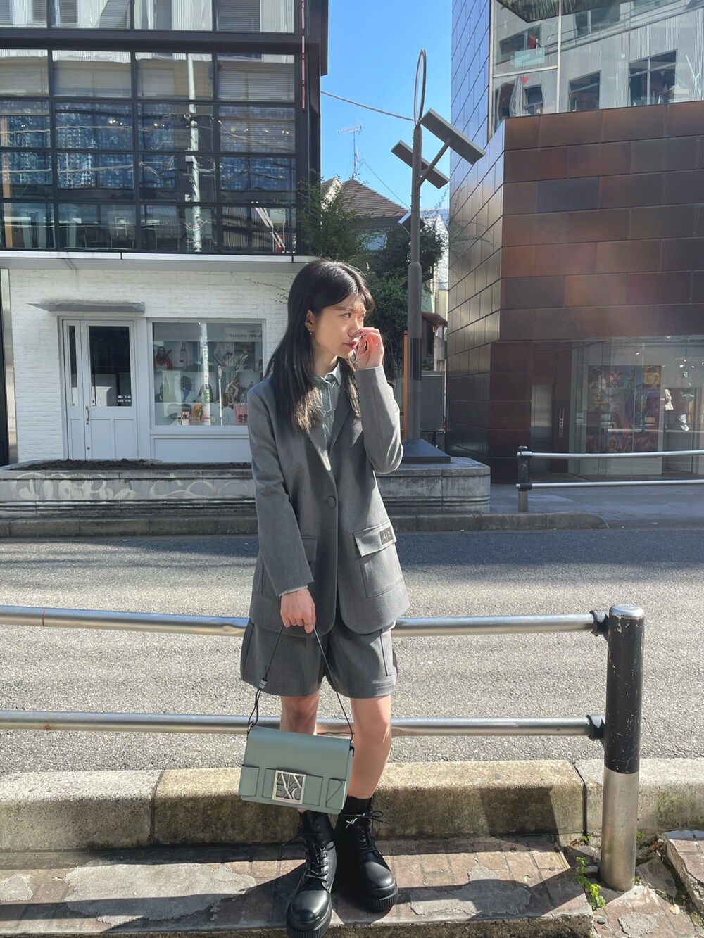 「AXchanger、AXchange、AXCatStreet、アルマーニエクスチェンジ、キャットストリート、オトナカワイイ、大人女子、ショートブーツ、ショルダーバッグ、グレー、セットアップ、セットアップスタイル」｜「ARMANI EXCHANGEの【A|X アルマーニ エクスチェンジ】A|Xロゴ　テーラードジャケット（テーラードジャケット、グレー系）」を使った、Misakeyさん（レディース・160cm）の秋コーディネートの2枚目の写真