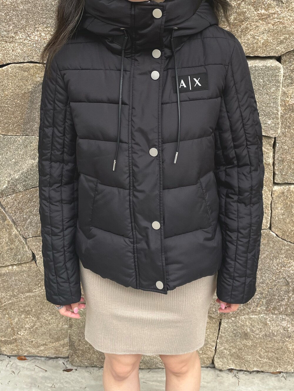 「アウター、ニットワンピース、キレイめ、お出かけコーデ、秋服、キャットストリート、アルマーニエクスチェンジ、axchange、axcatstreet、AXchanger」｜「ARMANI EXCHANGEの【A|X アルマーニ エクスチェンジ】A|Xロゴ　　フーディパファージャケット（ブルゾン、ホワイト系）」を使った、Misakeyさん（レディース・159cm）の秋コーディネートの3枚目の写真