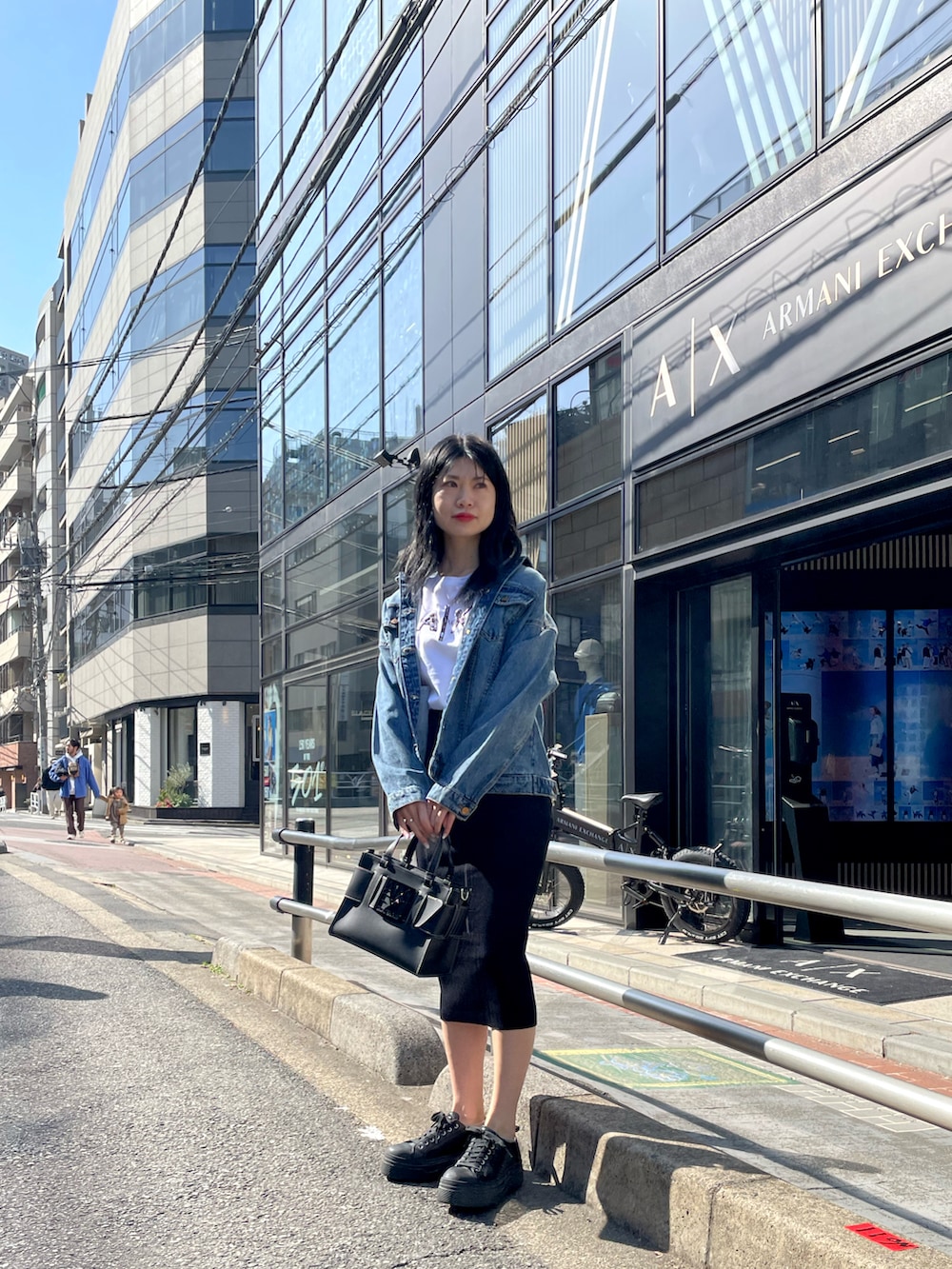 「AXchanger、AXchange、AXCatStreet、アルマーニエクスチェンジ、カジュアルコーデ、オトナカジュアル、大人カジュアル、大人シンプル、デニムジャケット、Tシャツ×デニム、スニーカーコーデ」｜「ARMANI EXCHANGEの【A|X アルマーニ エクスチェンジ】スパンコールAXロゴ　クルーネック半袖Tシャツ/REGULAR（Tシャツ/カットソー、ホワイト系）」を使った、Misakeyさん（レディース・160cm）の冬コーディネートの3枚目の写真