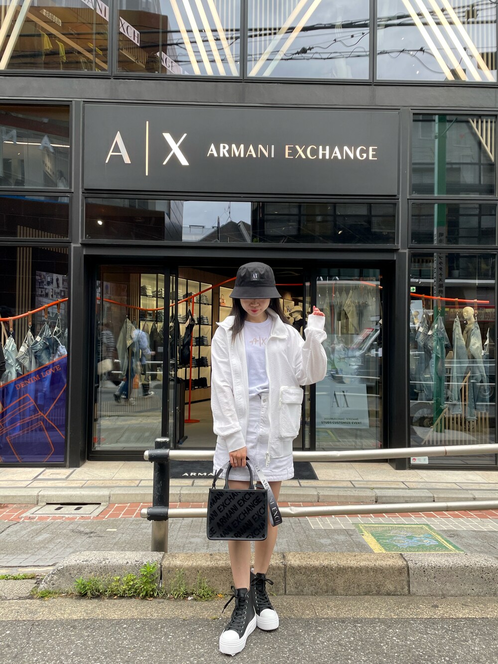 「アルマーニエクスチェンジ、AXchanger、AXchange、AXCatStreet、カジュアルコーデ、今日のコーデ、メンズライク、メンズアイテム、カジュアルスタイル、スニーカー、オトナカジュアル、春アウター、モノトーン、ZOZOセール2023夏、みんなの白Tフェス」｜「ARMANI EXCHANGEの【A|X アルマーニ エクスチェンジ】A|Xロゴパッチ　バケットハット（ハット、ブラック系）」を使った、Misakeyさん（レディース・160cm）の春コーディネートの2枚目の写真