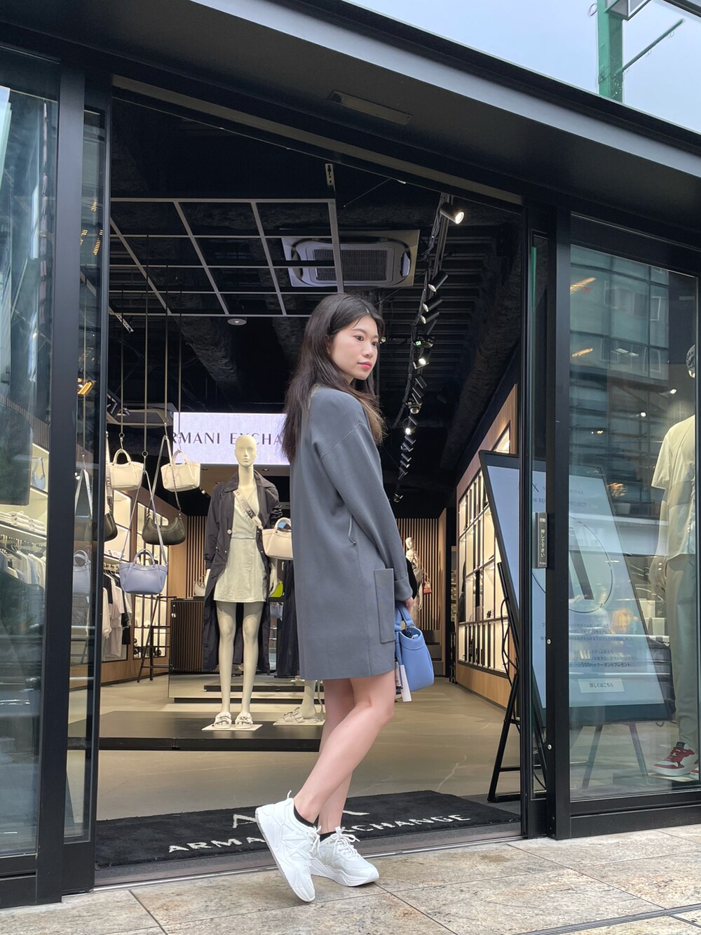 「AXchanger、AXchange、AXCatStreet、アルマーニエクスチェンジ、春服、お出かけコーデ、休日コーデ、カジュアル、楽チンコーデ、春色、スニーカー女子、スニーカーコーデ」｜「ARMANI EXCHANGEのアイテム（トップス、ブルー系）」を使った、Misakeyさん（レディース・160cm）の春コーディネートの3枚目の写真