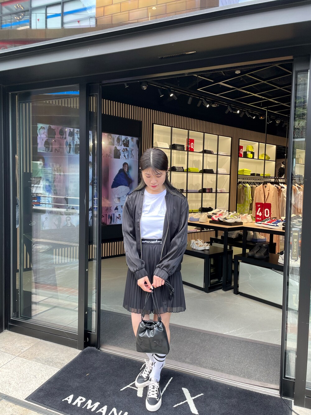 「アルマーニエクスチェンジ、AXchanger、AXchange、AXCatStreet、ブルゾン、みんなの白Tフェス、夏だ！Tシャツ着よう！、お出かけコーデ、オトナ女子、ワントーンコーデ、初秋コーデ、スニーカーコーデ、ミニスカート」｜「ARMANI EXCHANGEの【A|X アルマーニ エクスチェンジ】ラインロゴ　ライトブルゾン（ブルゾン、ブラック系）」を使った、Misakeyさん（レディース・160cm）の夏コーディネートの2枚目の写真